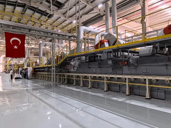 Línea de producción de vidrio fotovoltaico laminado ultratransparente de 300t/d en Turquía