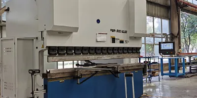 Máquina dobladora CNC